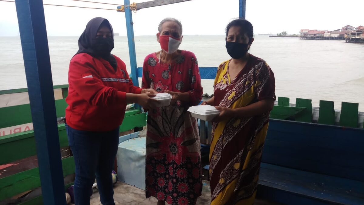 Penyerahan bantuan dari anggota DPR RI Safaruddin untuk masyarakat yang terdampak pandemi. (Humas PDI Perjuangan)