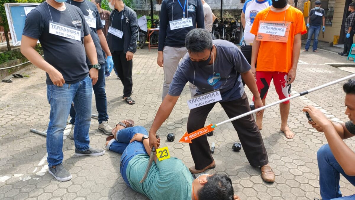 Sebanyak 28 adegan diperagakan dalam rekonstruksi kasus pengeroyokan hingga menyebabkan seorang warga Samarinda Seberang meregang nyawa. Rekonstruksi ini digelar di halaman Mapolsek Samarinda Kota. (Klausa.co)