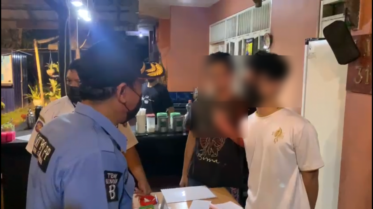 Seorang pemuda diduga sebagai pemilik kafe sekaligus anak anggota DPRD Samarinda ini mengacungkan 'jari tengahnya' kearah petugas Satgas COVID-19 yang sedang melaksanakan operasi yustisi.