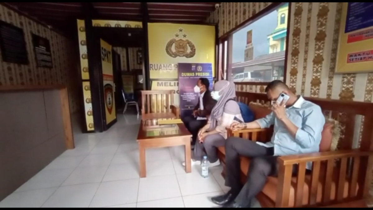 TRCPPA Korwil Kaltim ketika melaporkan dugaan pelecehan seksual yang dialami seorang santri pondok pesantren ke Mapolsek Tenggarong Seberang. (Klausa.co)