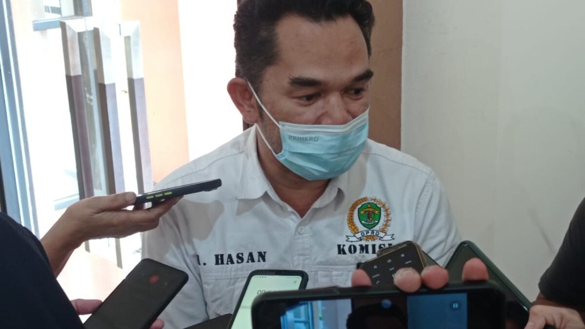 Ketua Komisi III DPRD Kaltim Hasanuddin Mas'ud ketika sedang diwawancarai oleh awak media usai menggelar Rapat Dengar Pendapat beberapa waktu lalu. (Dok. Klausa.co)