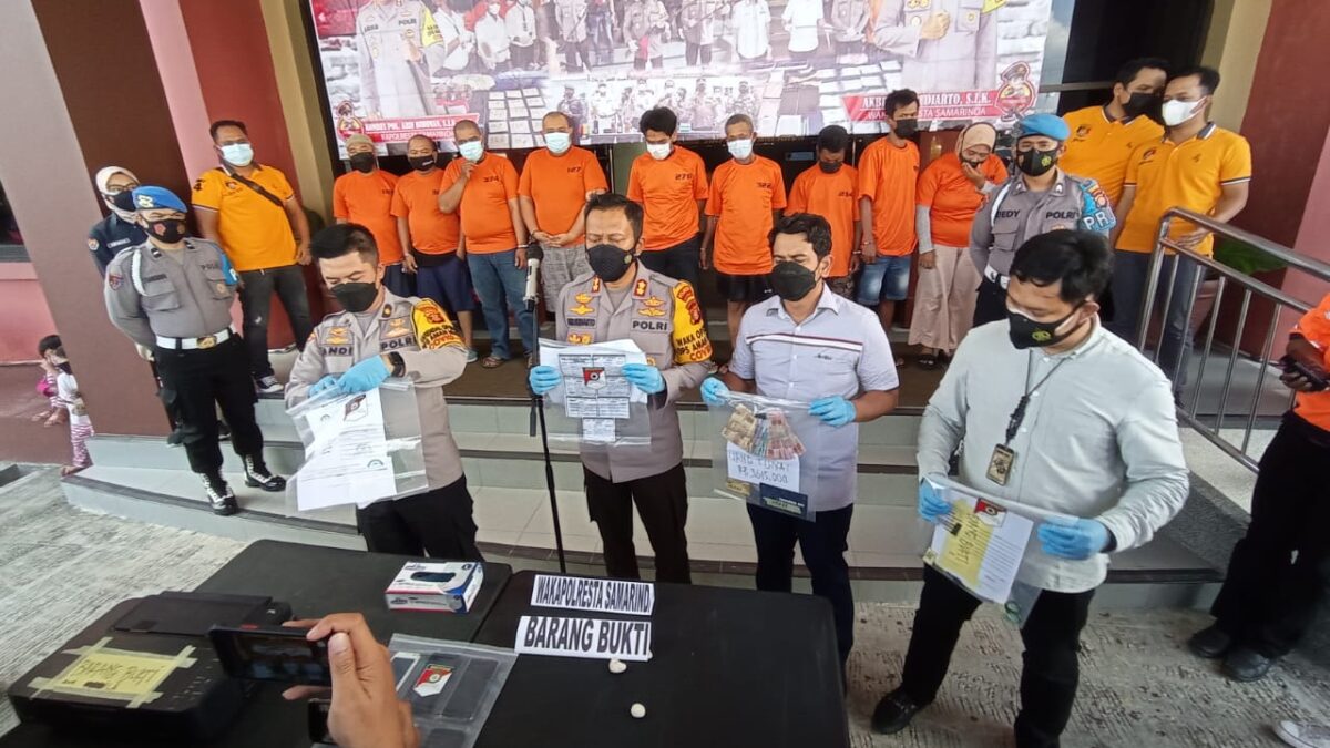 Polresta Samarinda beberkan sejumlah barang bukti beserta kesembilan tersangka kasus pemalsuan kartu vaksin dan surat hasil PCR. (Klausa.co)