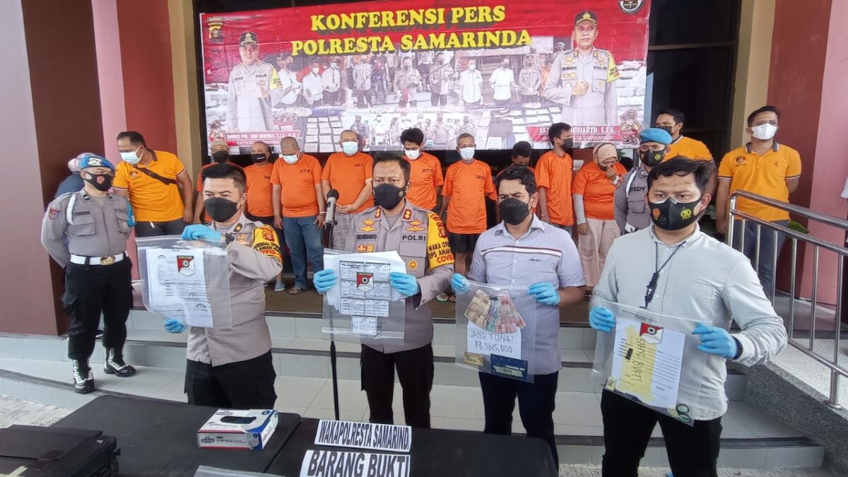 Polresta Samarinda beberkan sejumlah barang bukti beserta kesembilan tersangka kasus pemalsuan kartu vaksin dan surat hasil PCR. (Klausa.co)