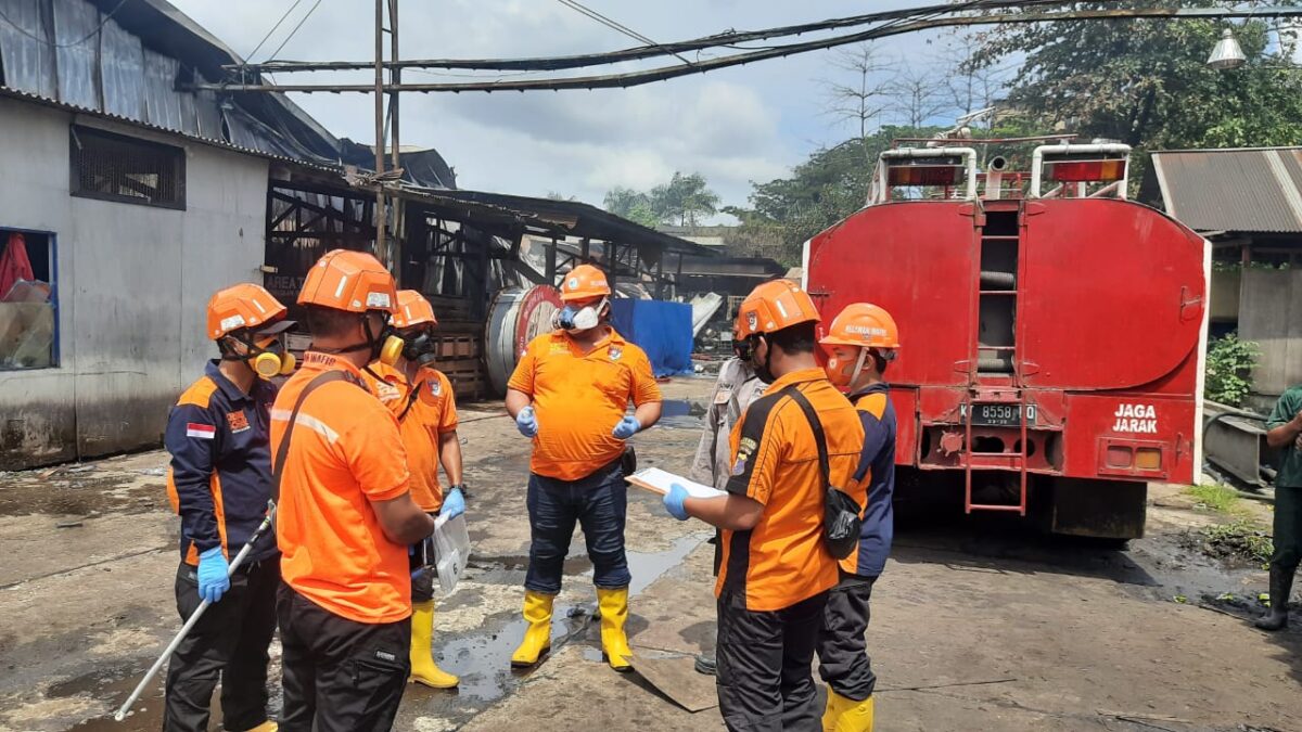 Unit Inafis Satreskrim Polresta Samarinda saat melakukan olah tempat kejadian perkara dan menyimpulkan ada tiga titik dugaan asal api. (Klausa.co)