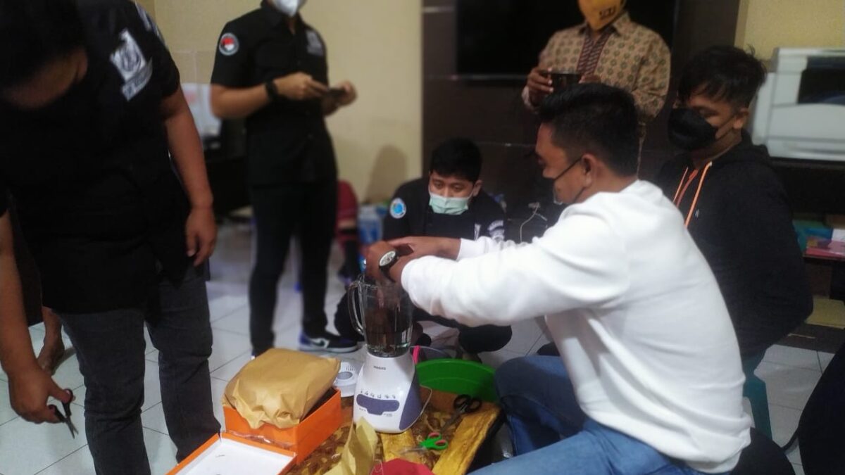 Proses pemusnahan barang bukti narkoba hasil ungkapan kasus di bulan Juni-Juli oleh Jajaran Satresnarkoba Polresta Samarinda. (Ist)