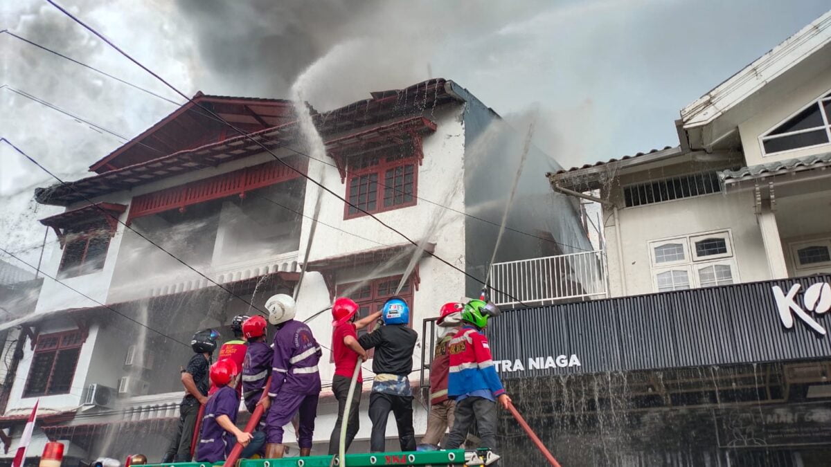 Petugas pemadam kebakaran dan ragam unsur relawan saling berjibaku berusaha memadamkan api yang melahap dua bangunan ruko di Citra Niaga. (Klausa.co)