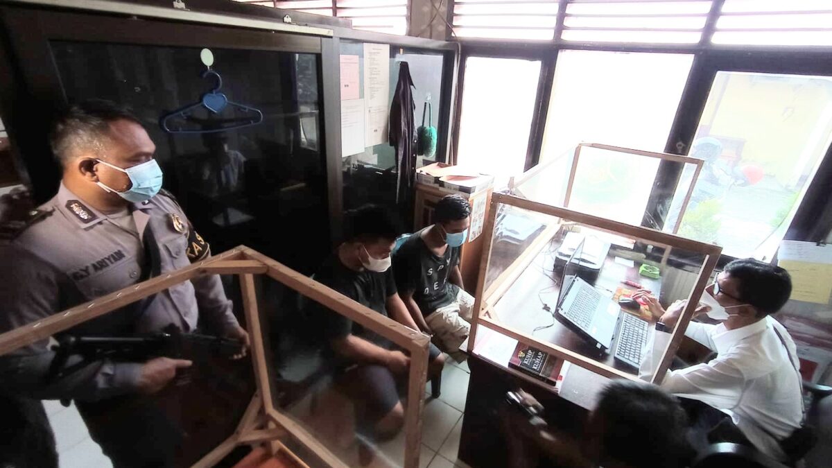 Kedua penjambret ini hanya dapat tertunduk di hadapan petugas, usai melakukan aksi penjambretan terhadap seorang perempuan. (Klausa.co)