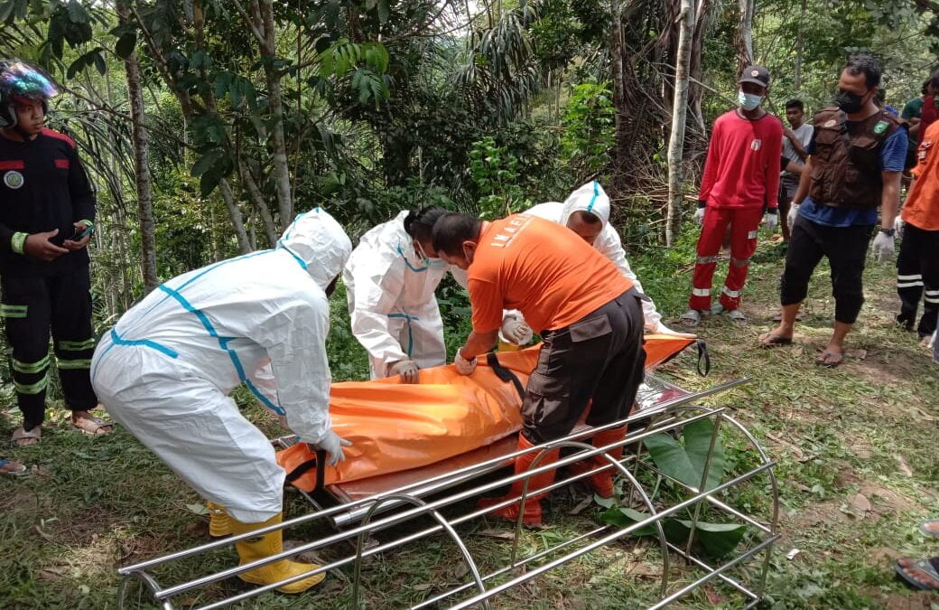 Proses evakuasi jenazah perempuan dalam karung di Kebun Warga Kecamatan Loa Janan, Kutai Kartanegara, Selasa (10/8/2021). (Ist)