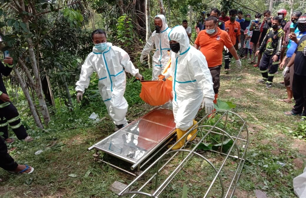 Proses evakuasi jenazah perempuan yang ditemukan terbungkus karung di Kebun Warga Kecamatan Loa Janan, Kutai Kartanegara, Selasa (10/8/2021). (Ist)