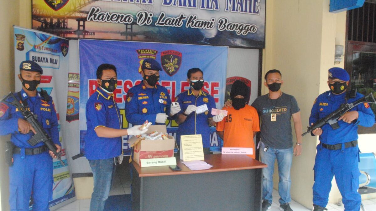 FK alias D (baju tahanan) saat diungkap ke awak media oleh Polairud Polresta Samarinda. (Klausa.co)