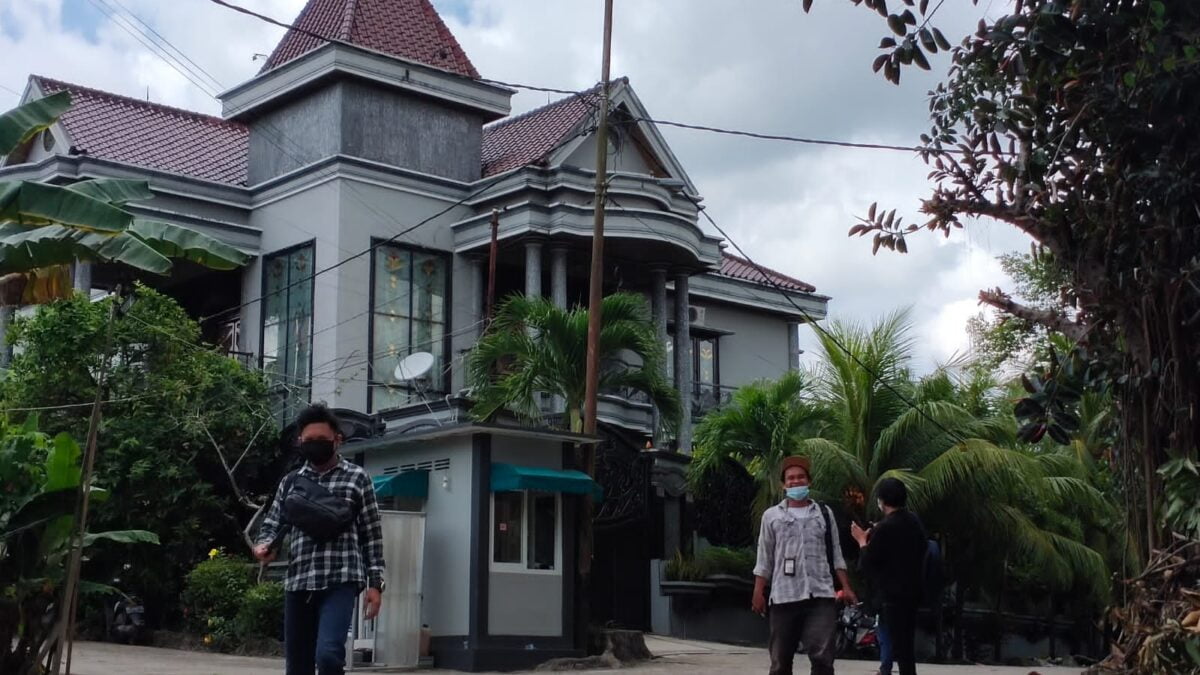 Hasanuddin Mas'ud dikabarkan tidak berada di rumah ketika laporan Irma Suryani naik ke tingkat penyidikan. (Klausa.co)