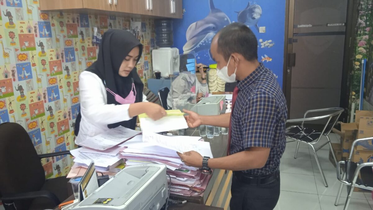 Penyerahan alat bukti pelapor Irma Suryani ke Penyidik Satreskrim Polresta Samarinda. Dengan diwakili Kuasa Hukumnya Jumintar Napitupulu, Senin (16/7/2021). (Ist)
