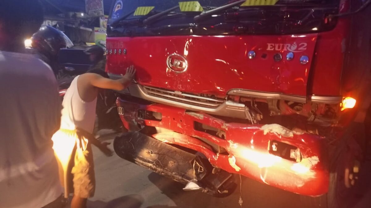 Truk merah yang menyebabkan kecelakaan beruntun, Senin (16/8/2021) petang. (Klausa.co)