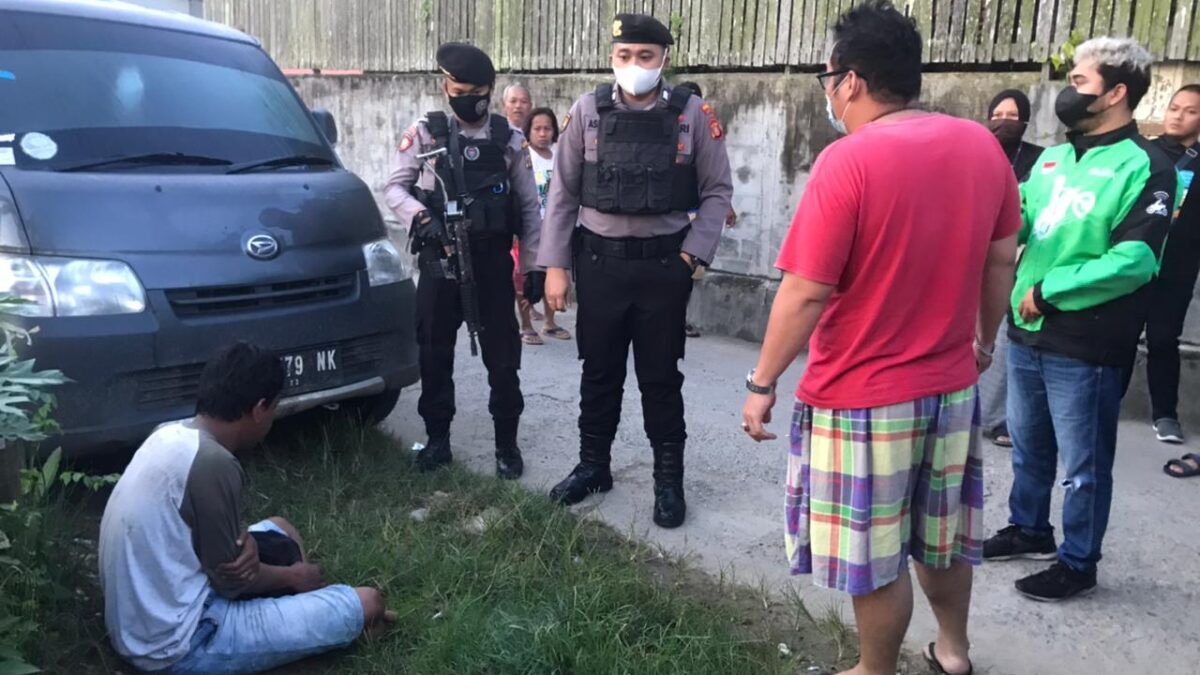 Preman kampung (terduduk) saat diamankan warga dan ojek online. Polisi pun lantas menjemputnya. (Ist)