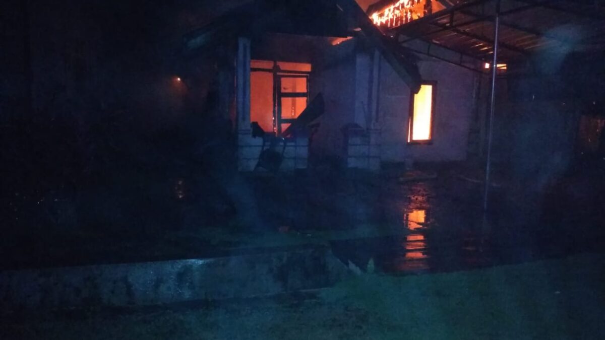 Disebabkan obat nyamuk satu rumah hangus terbakar di Jalan Parikesit, RT 08, Kelurahan Handil Bakti, Kecamatan Palaran, Selasa (24/8) dinihari.