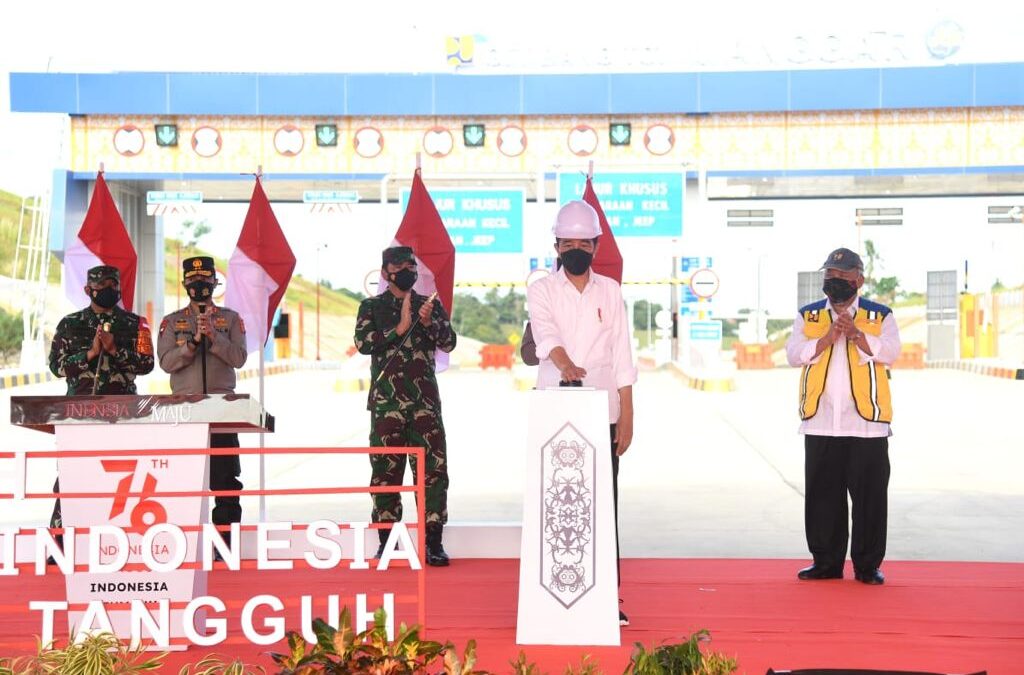 Presiden Joko Widodo saat meresmikan Jalan Tol Balikpapan-Samarinda Ruas Balikpapan-Samarinda pada Selasa (24/8/2021). (Biro Pers Sekretariat Presiden).
