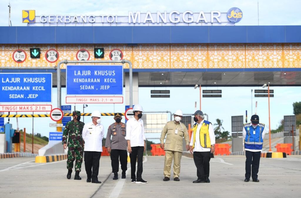 Presiden Joko Widodo bersama para menteri usai meresmikan Jalan Tol Balikpapan-Samarinda Ruas Balikpapan-Samarinda pada Selasa (24/8/2021). (Biro Pers Sekretariat Presiden).
