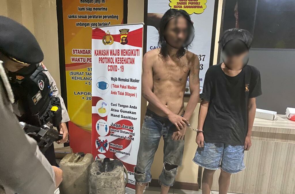 Dua pelaku pencuri Solar di kawasan pergudangan Samarinda saat diringkus petugas Sat Samapta Polresta Samarinda. (Ist)
