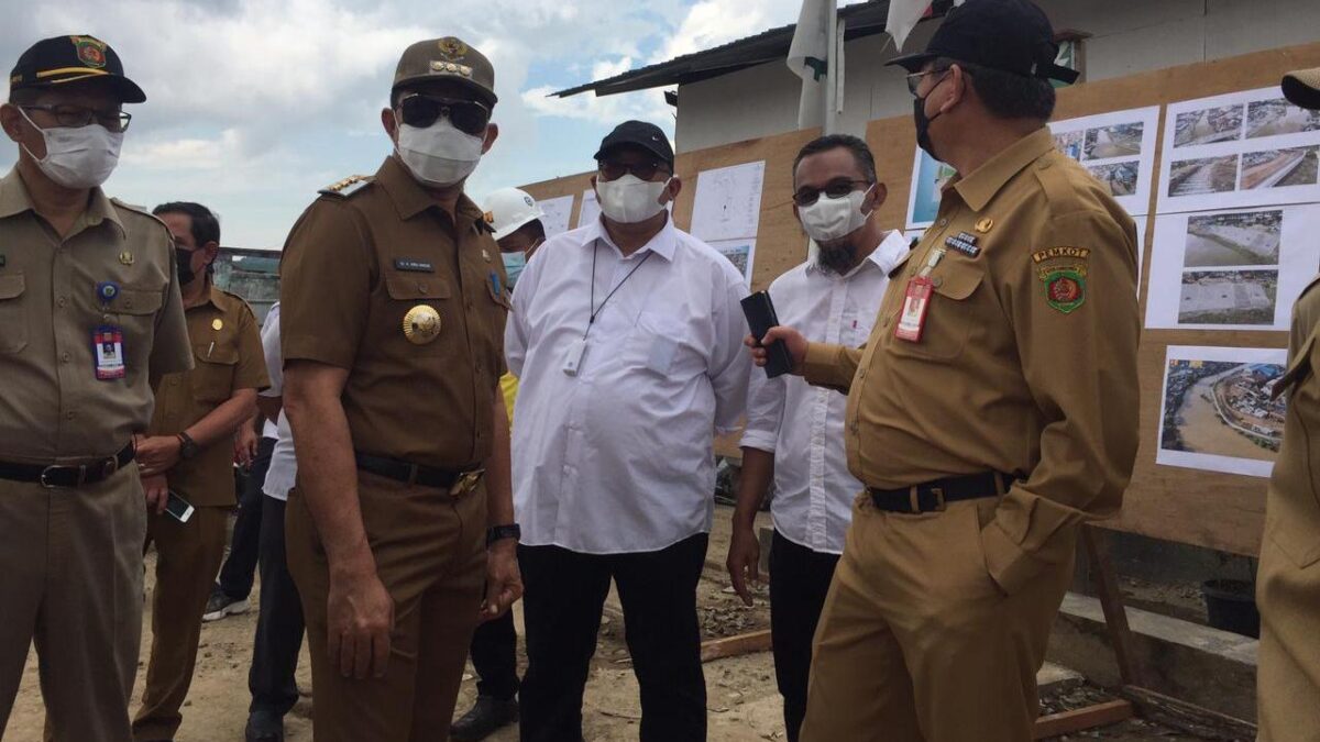 Wali Kota Samarinda Andi Harun Meninjau Lokasi Pembangunan Tanggul di Sektor Pasar Segiri, Selasa (10/8/2021). (Ist)