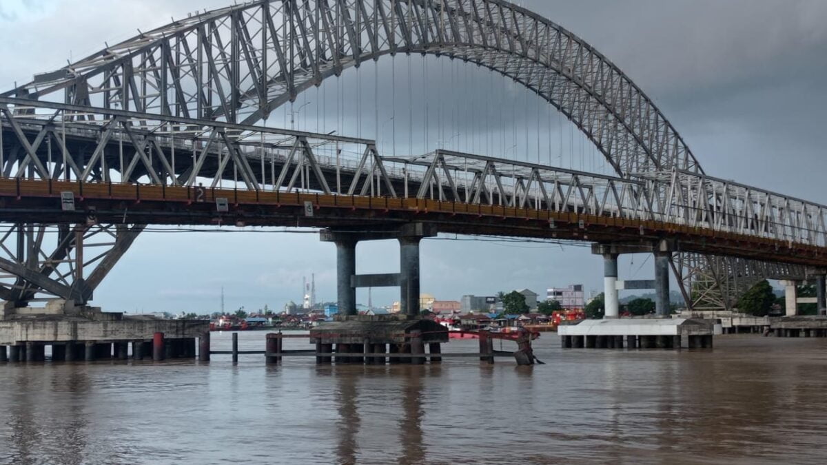 Lagi dan lagi. Kapal tongkang batu bara kembali menabrak Jembatan Mahakam, Senin (30/8/2021). (Klausa.co)