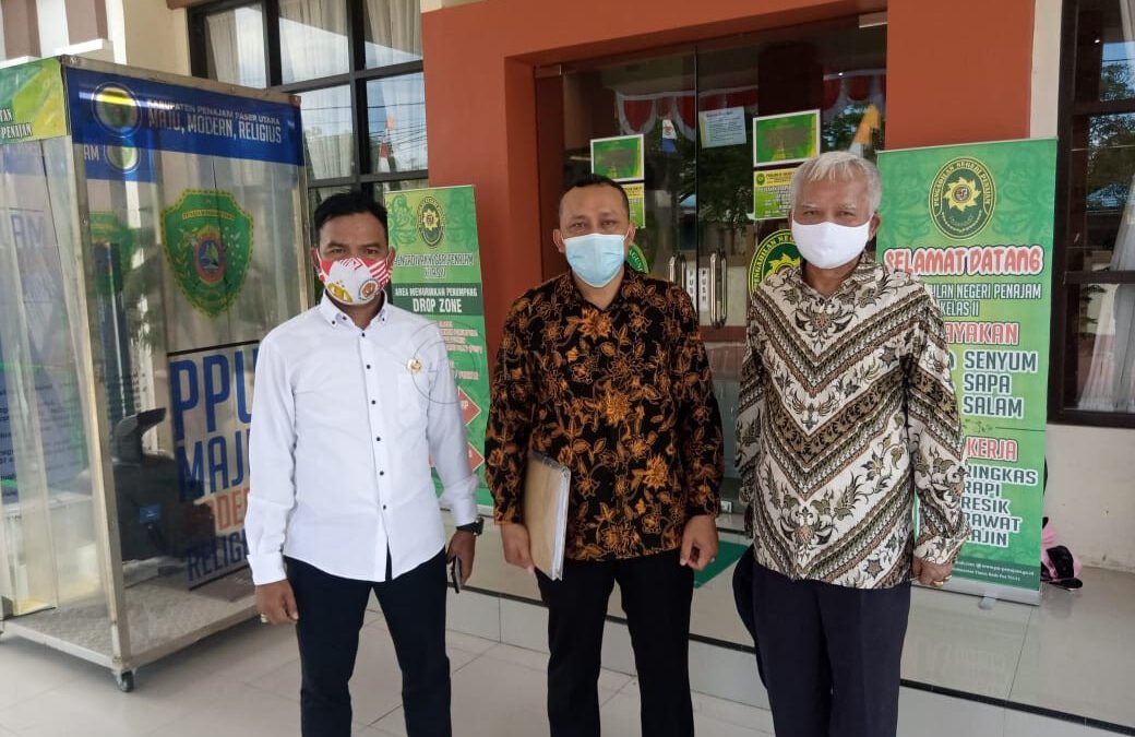 Kuasa Hukum ahli waris, Agus Wijayanto (tengah) ditemui di Pengadilan Negeri Penajam, Rabu, (18/8/2021).