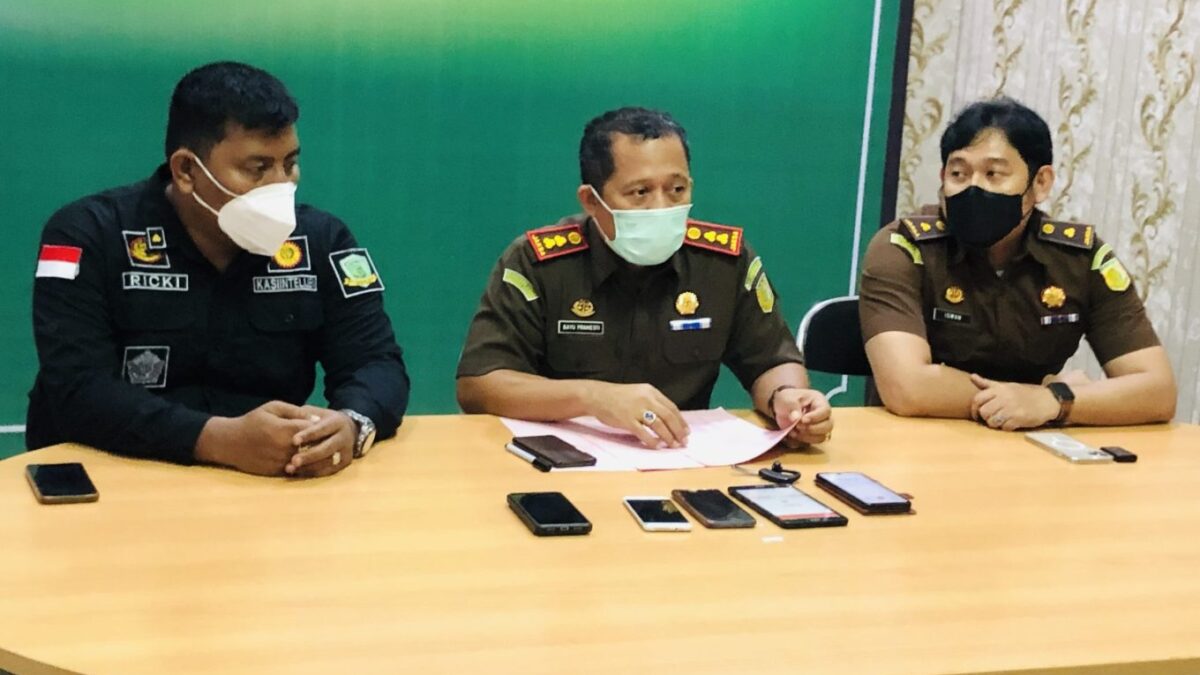 Kepala Kejari Kubar, Bayu Pramesti (tengah) di dampingi Kasi Pidsus, Iswan Noor (kanan) dan Kasi Intel (Ricki) saat memberikan keterangan pers mengenai peningkatan status penyidikan kasus dugaan korupsi di Disdikbud Kubar pada Kamis (2/9/2021). (Klausa.co)