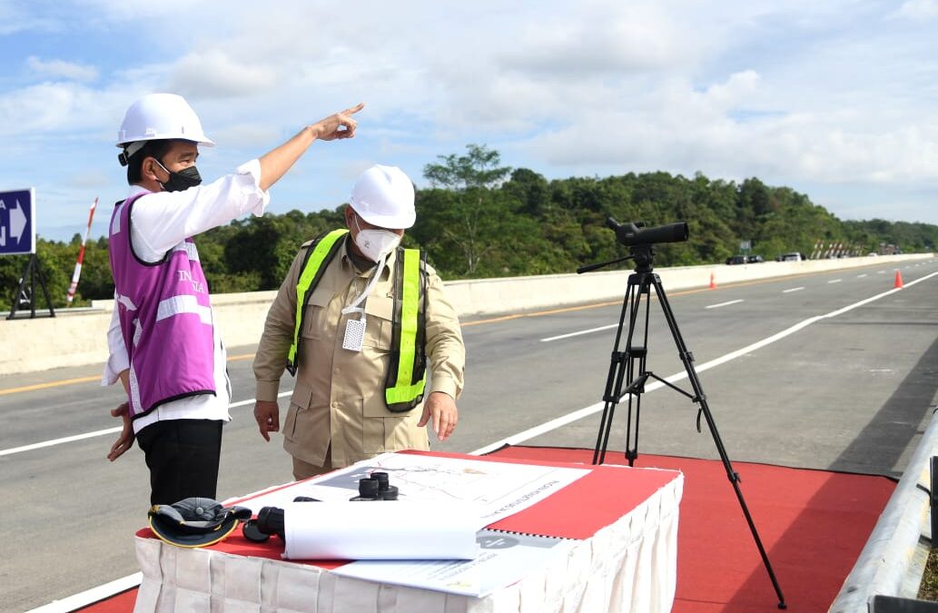 Presiden Jokowi dan Menteri Pertahanan RI Prabowo Subianto saat meninjau lokasi pembangunan Ibu Kota Negara. (Biro Pers Sekretariat Presiden)