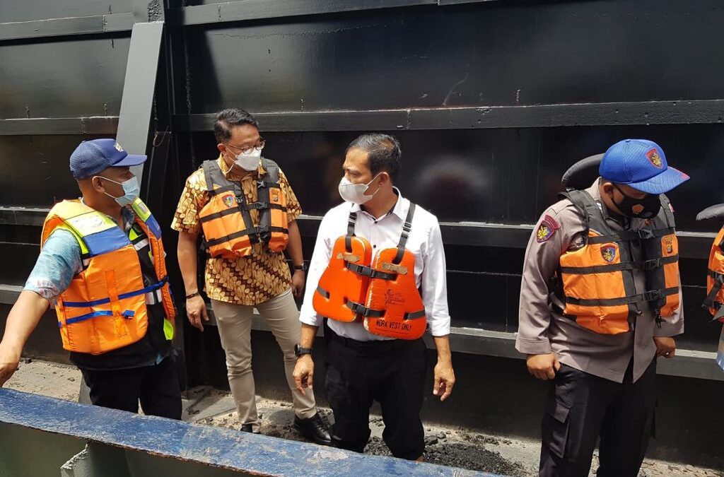 Sat Polairud Polresta Samarinda bersama dengan pihak Balai Besar Pelaksanaan Jalan Nasional (BBPJN) mendatangi jembatan, mengecek bagian yang tertabrak. (Ist)