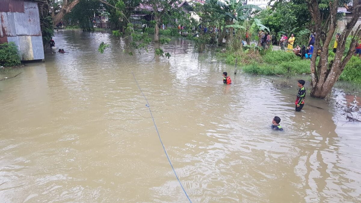 Warga berupaya mencari Faisal, bocah 13 tahun yang dikabarkan hilang tenggelam di Sungai Karang Asam Besar, Kecamatan Sungai Kunjang, Kamis (2/9/2021). (Ist)
