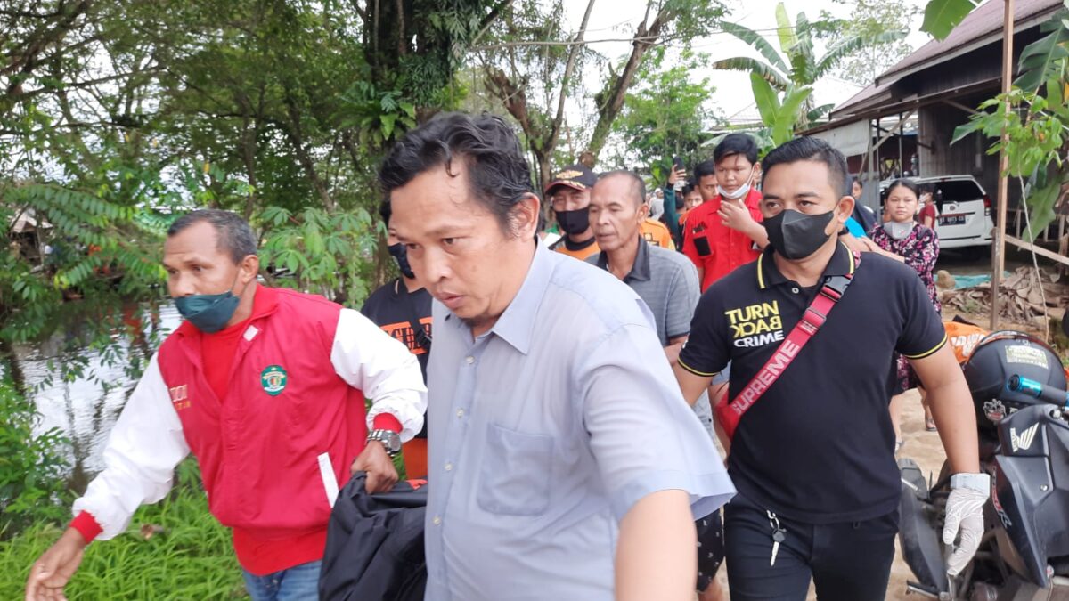 Jasad bocah 13 tahun selang sehari dikabarkan tenggelam berhasil ditemukan warga dan langsung dibawa ke rumah duka untuk dikebumikan. (Ist)