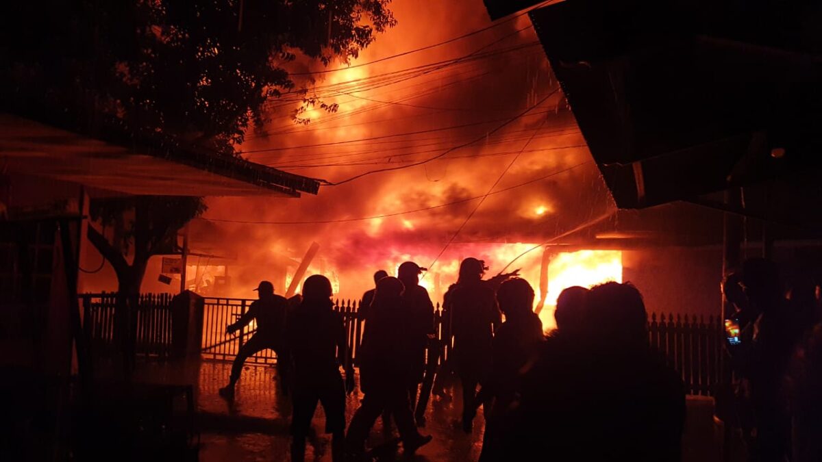 Kobaran api yang melumat habis tiga bangunan di Jalan Otto Iskandar Dinata, Kecamatan Samarinda Ilir, pada Sabtu (11/9/2021) dinihari. (Klausa.co)
