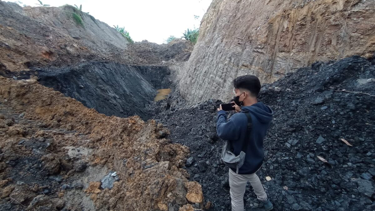 Aktivitas pertambangan ilegal kembali di temukan di wilayah Samarinda. Tepatya di Jalan Gerilya, Kecamatan Sungai Pinang. Mirisnya lokasi ini hanya berjarak lima meter dari bibir jalan tersebut. (Klausa.co)