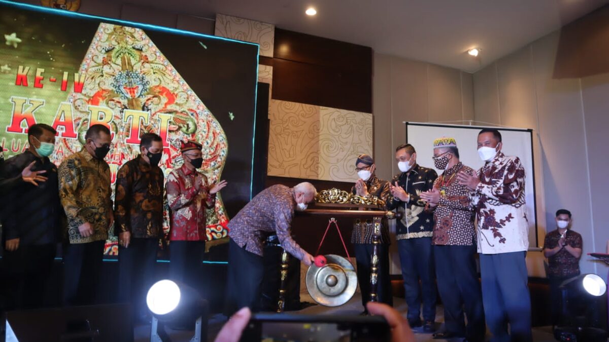 Gubernur Kaltim Dr.H.Isran Noor memukul Gong tanda pembukaan Mubes IV IKA Pakarti Kaltim. (Istimewa)