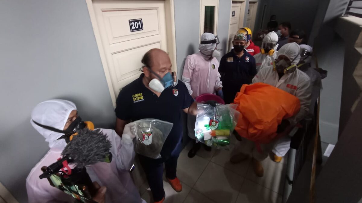Tim Inafis Satreskrim Polresta Samarinda saat mengevakuasi janin bayi yang ditemukan di sebuah pot bunga dari dalam kamar kos. (Klausa.co)