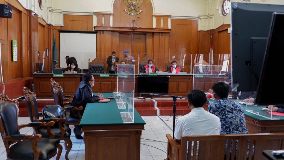 Persidangan perdana dua terdakwa kasus penganiayaan Jurnalis Tempo, di Pengadilan Negeri Surabaya, Rabu (22/9)