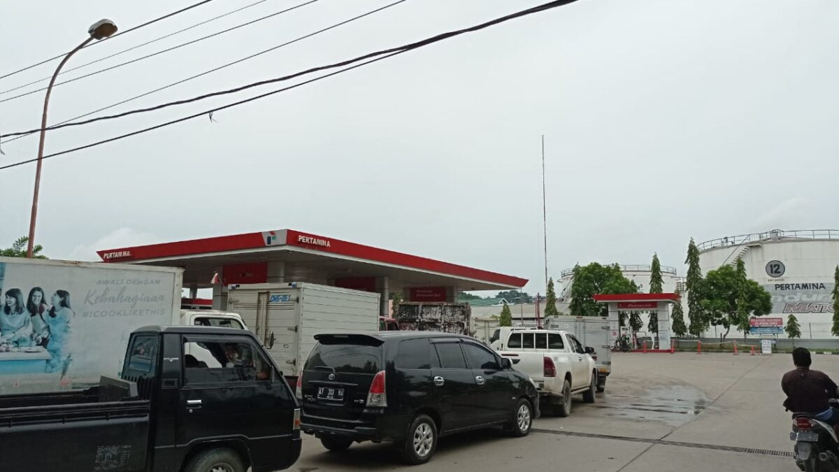 DPRD Samarinda soroti antrian truk solar di sejumlah SPBU Samarinda, yang belakangan ini menjadi sebab terjadinya kecelakaan maut. (Ilustrasi Antrian Pengisian BBM/ Klausa.co)