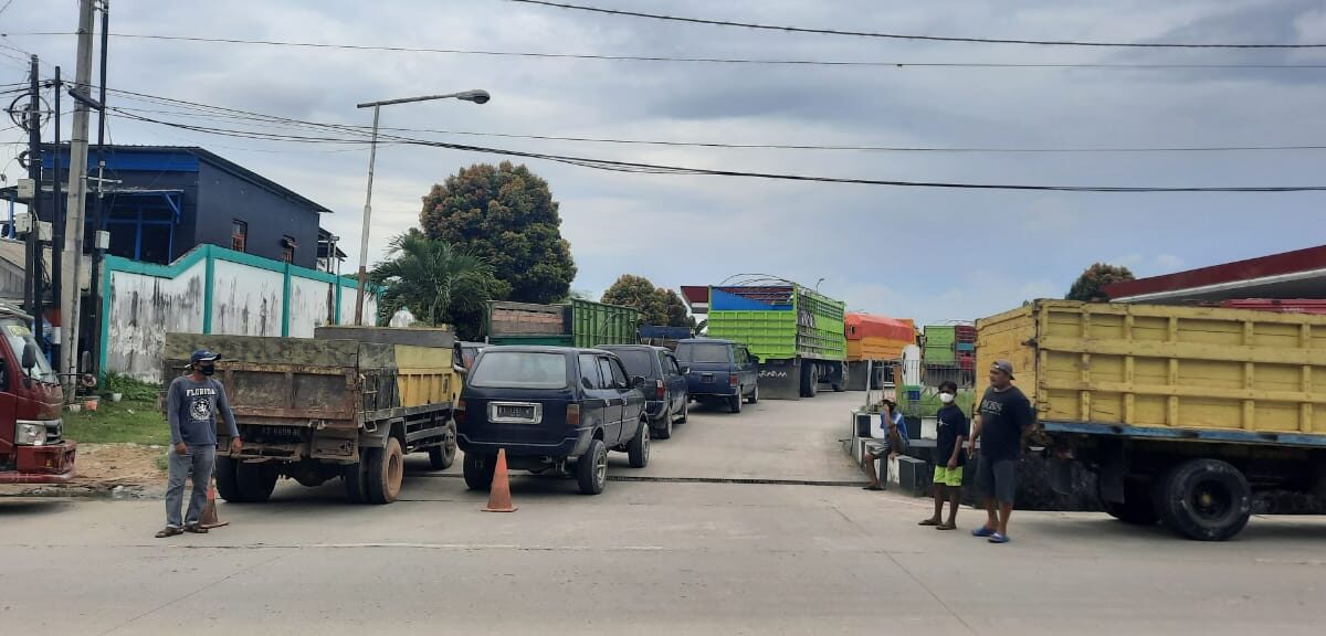Fenomena truk yang mengantri panjang di SPBU, diduga dampak dari tingginya produksi batu bara. Menanggapi hal itu Komisi III DPRD Kota Samarinda berencana akan menggelar RDP karena adanya sejumlah pelanggaran. (Klausa.co)