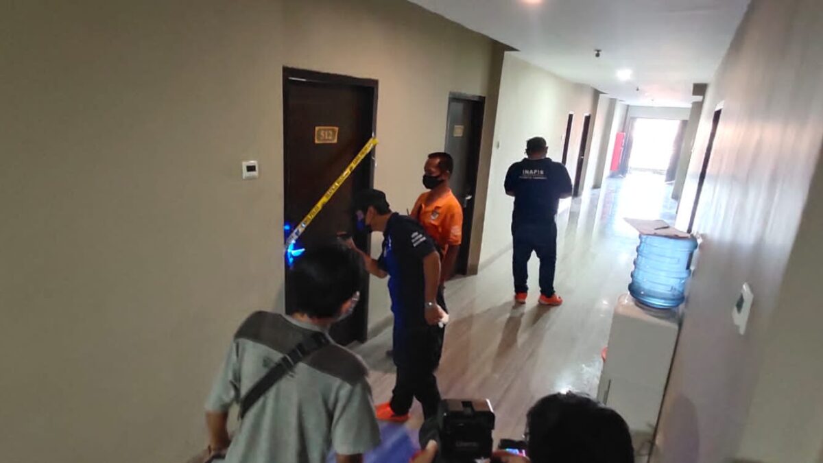 Tim Inafis Satreskrim Polresta Samarinda saat mencari petunjuk lain, terkait temuan perempuan muda yang tewas bersimbah darah di kamar Hotel MJ Samarinda. (Klausa.co)