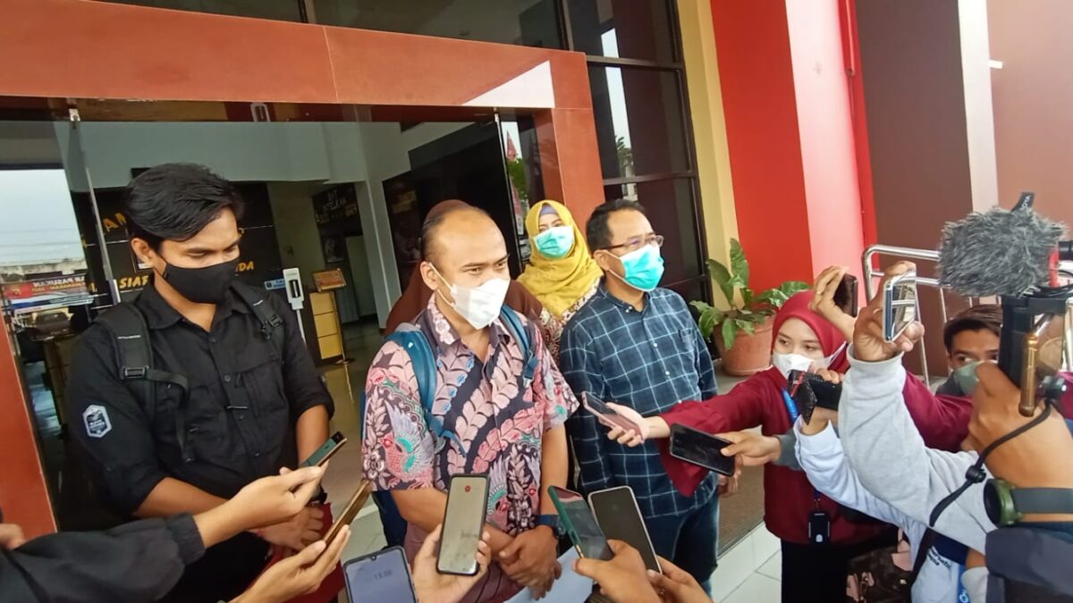 Geram dengan aktivitas pertambangan ilegal yang belakangan marak dan meresahkan. Koalisi Dosen Unmul sambangi Mako Polresta Samarinda layangkan surat terbuka mendorong penegakan hukum terhadap pelaku pertambangan ilegal. (Klausa.co)
