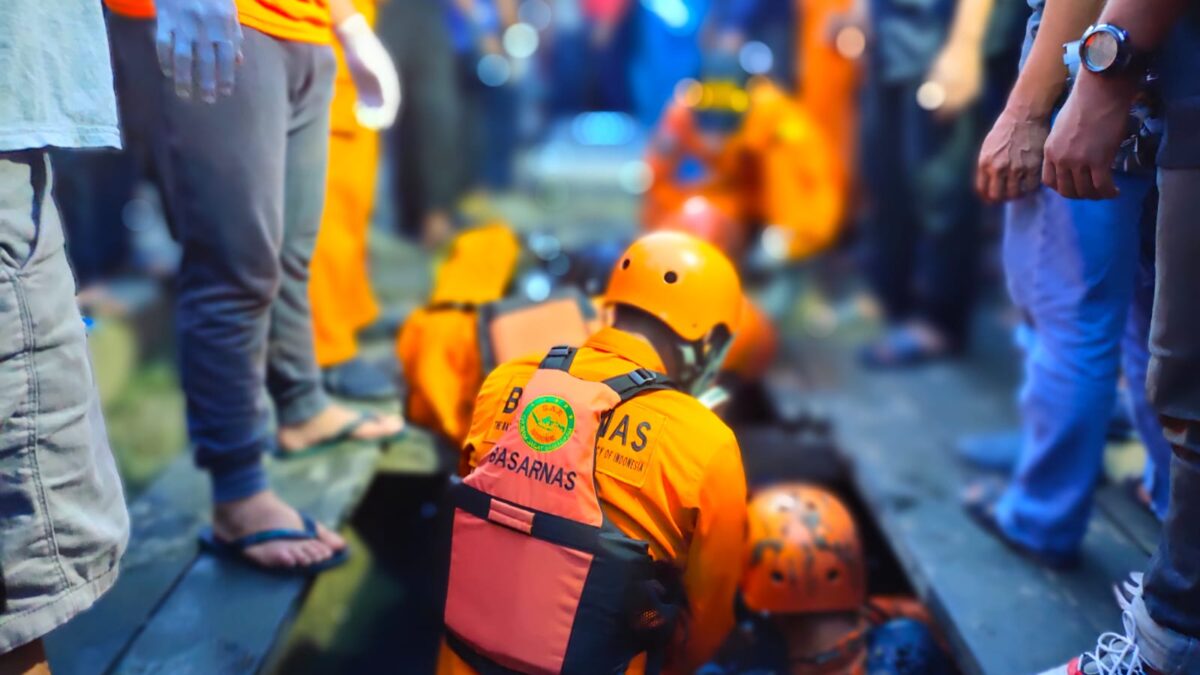 Aroma tak sedap dari dalam drainase, menjadi pertanda Tim SAR atas keberadaan bocah 8 tahun yang hilang saat banjir tengah melanda Kota Samarinda. Abdul Punama yang ditemukan meninggal dunia lantas dievakuasi oleh petugas. (Klausa.co)