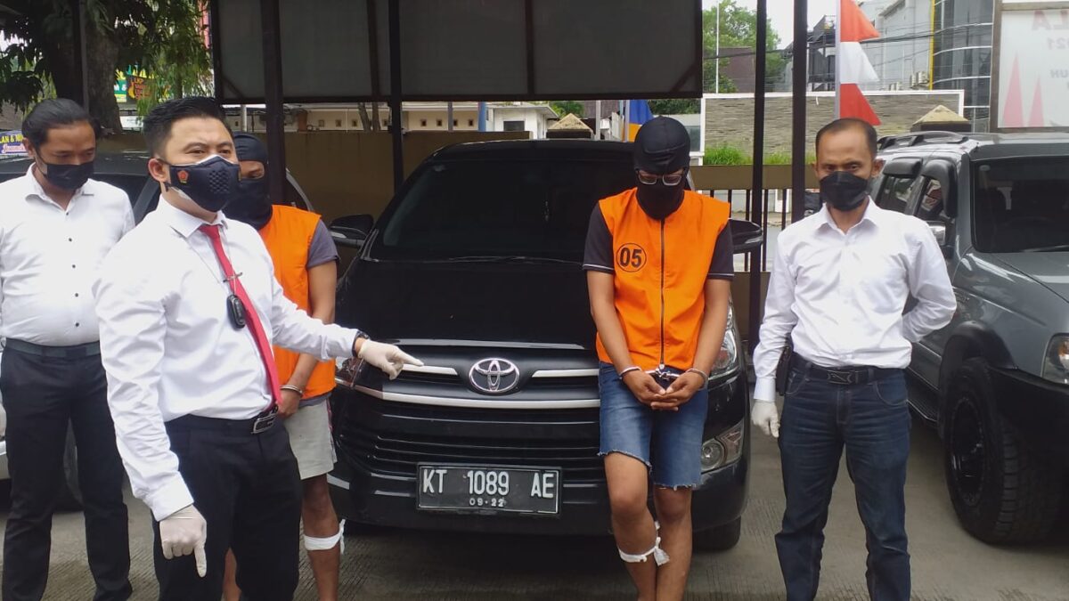 Tim Marabunta Polsek Samarinda Ulu berhasil meringkus komplotan polisi gadungan. Kedua perampok inj diberikan tindakan tegas terukur tepat di kakinya akibat melawan saat dilakukan penangkapan. (Klausa.co)