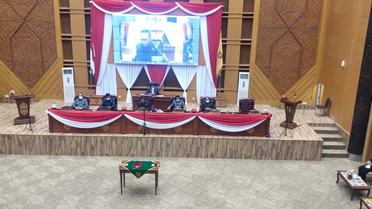 DPRR dan Pemkot Samarinda saat menggelar sidang paripurna lanjutan pengesahan dua Raperda menjadi Perda, Rabu (27/10/2021) sore.