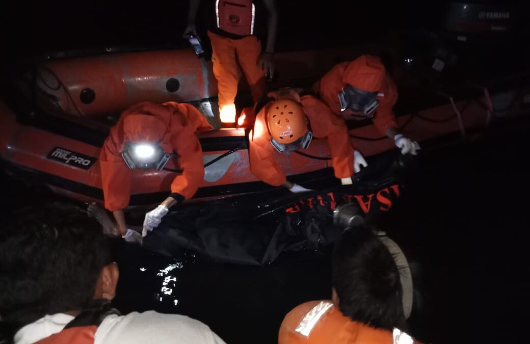 Tim SAR saat tengah melakukan proses evakuasi jasad Febi Abdi Witanto yang hilang tenggelam di lubang tambang selama dua hari. (Istimewa)