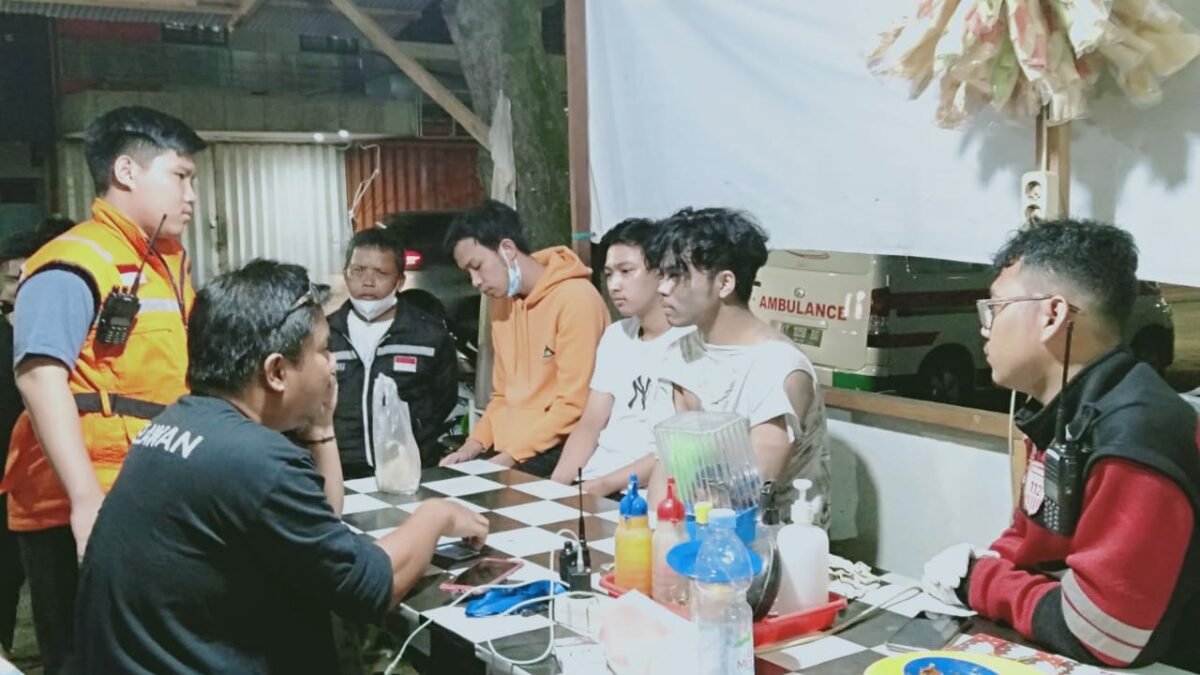 Ulah membuat konten prank kecelakaan ala SL (kaos putih sobek-sobek) dan dua temannya, membuat relawan dan warga geram. Akibat perbuatan tak menyenangkan, YouTubers asal Samarinda ini harus berurusan dengan Kepolisian. (Istimewa)