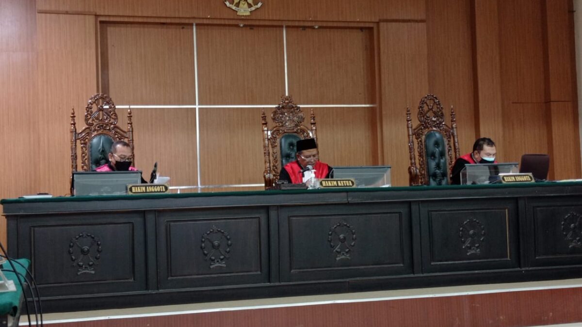 Majelis Hakim saat membacakan amar putusan terdakwa Iwan Ratman yang dinyatakan terbukti secara sah dan meyakinkan bersalah melakukan tindak rasuah proyek fiktif pembangunan tangki timbun dan terminal BBM. (Klausa.co)
