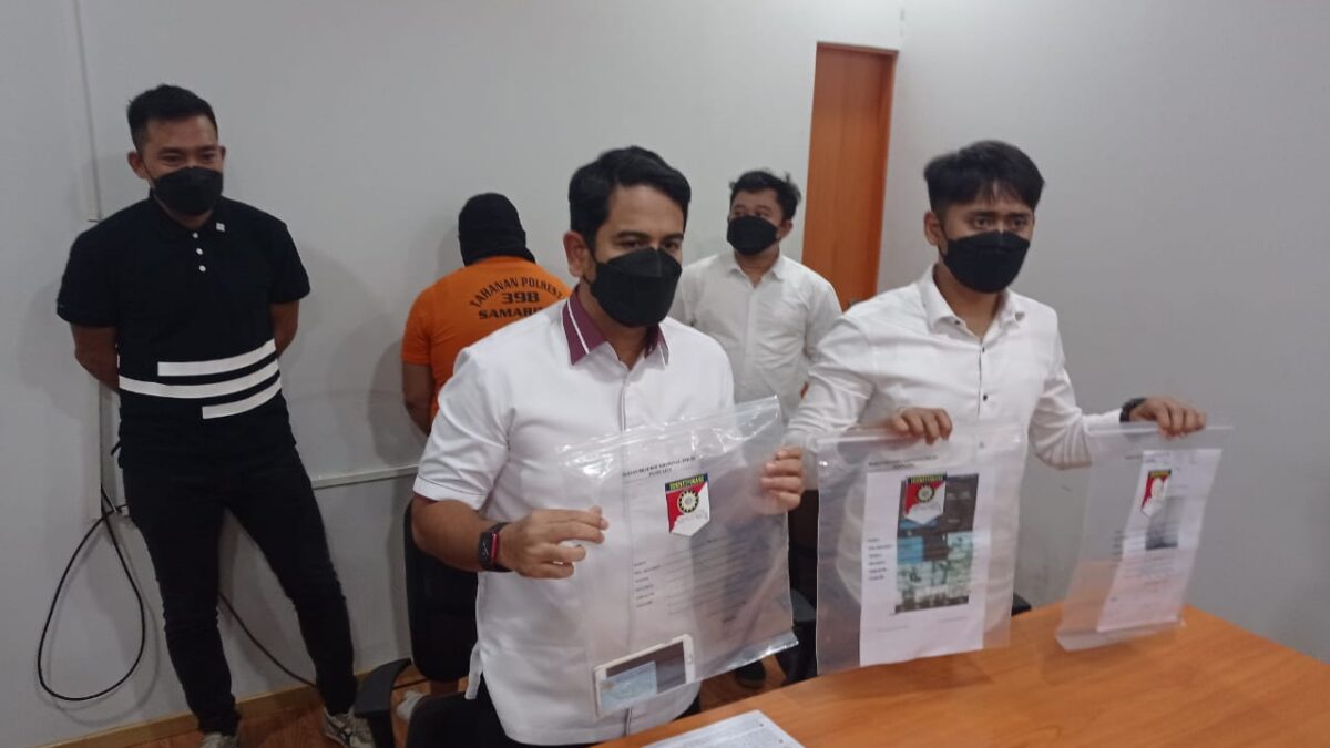 Kasatreskrim Polresta Samarinda Kompol Andika Dharma Sena beserta jajarannya saat membeberkan fakta dibalik penyebaran video syur yang sedang viral di media sosial. (Klausa.co)