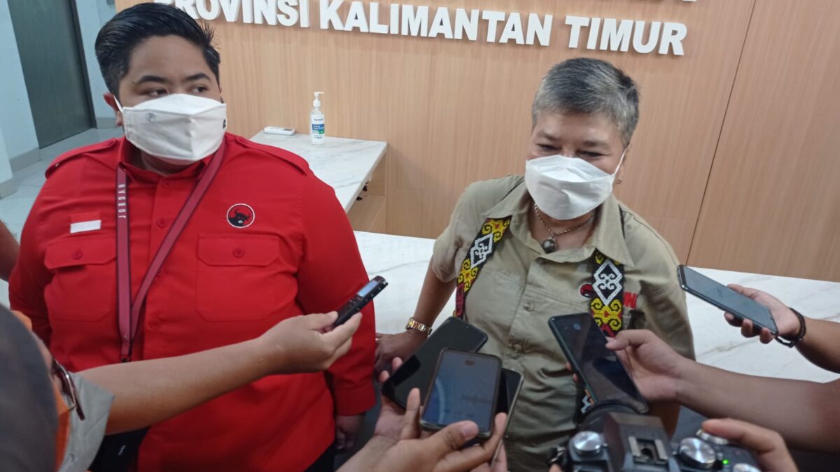 Ketua Dewan Pimpinan Pusat (DPP) Bidang Sosial dan Penanggulangan Bencana PDI-Perjuangan Ribka Tjibtaning saat diwawancarai awak media. (Klausa.co)