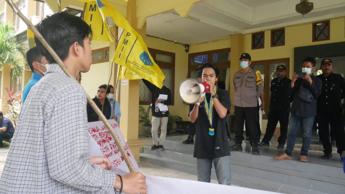Pengurus Koordinator Cabang (PKC) PMII Kaltimtara saat melakukan aksi didepan kantor DLH Kaltim. (Klausa.co)