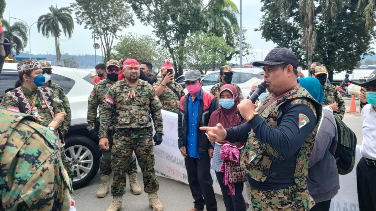 Suasana aksi demonstrasi LPDKT-KU Didepan kantor gubernur Kaltim, Kamis (30/12/2021).