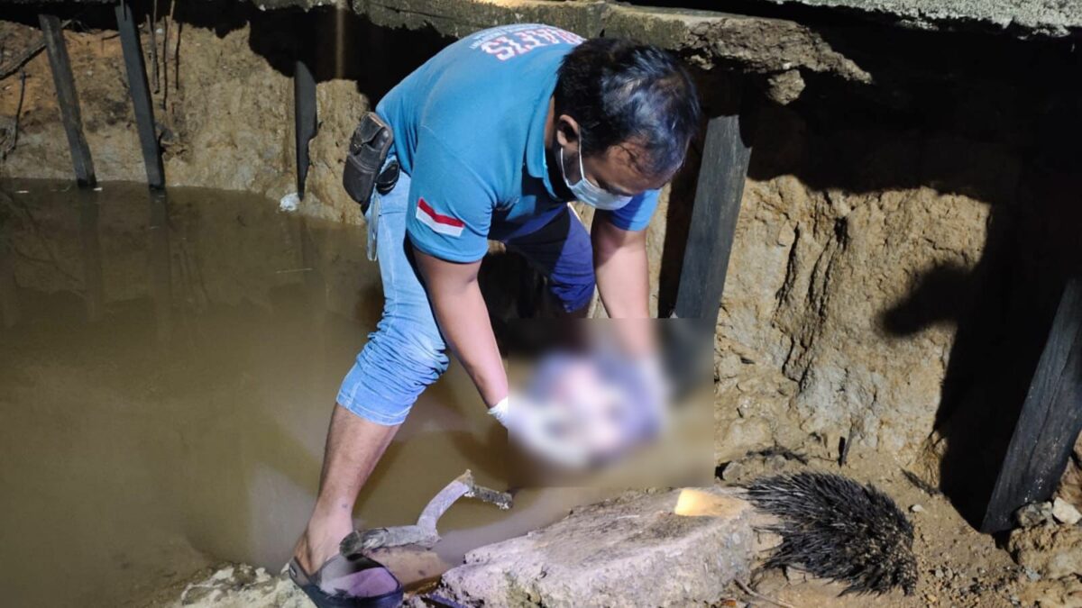 INAFIS Satreksrim Polres Kukar mengevakuasi jasad bayi dari aliran sungai kecil kawasan Jonggon, Kecamatan Loa Kulu, Kutai Kartanegara pada Minggu (5/12) malam. (Istimewa)
